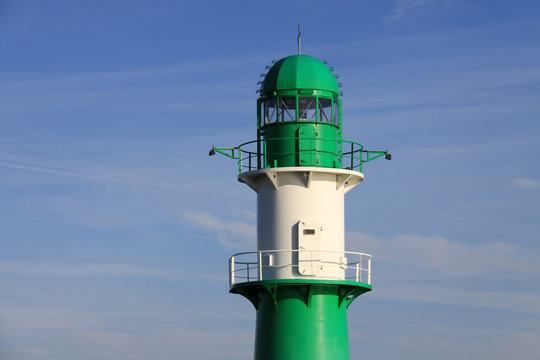 Der grüner Leuchtturm vor blauem Himmel in Rostock Warnemünde in Mecklenburg Vorpommern