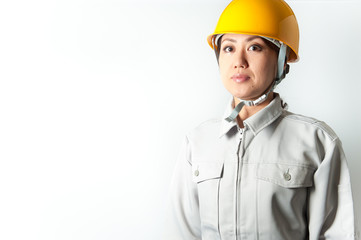 作業着を着て仕事をする女性