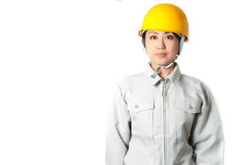 作業着を着て仕事をする女性