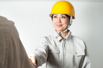 作業着を着て仕事をする女性