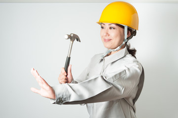 作業着を着て仕事をする女性