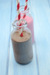 Botellas de leche con chocolate y fresa