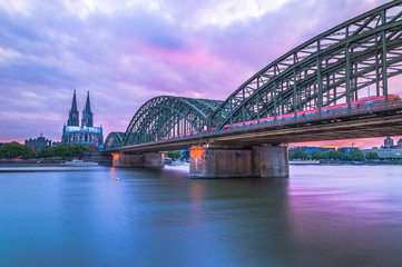 Hohenzollern Brücke mit Blick auf den Kölner Dom