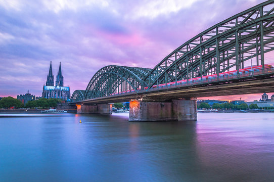 Hohenzollern Br&uuml;cke mit Blick auf den K&ouml;lner Dom