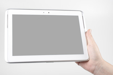 Frau hält Tablet PC