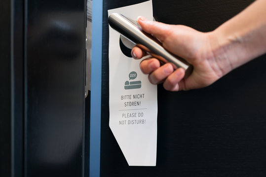 Bitte nicht st&ouml;ren Schild an Zimmert&uuml;r im Hotel