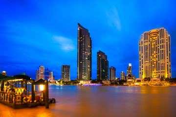 Obraz premium The beautiful night landscape of high building