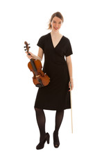 Die schöne junge Frau hält eine Geige in der Hand