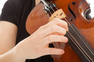 Die schöne junge Frau spielt auf einer Geige