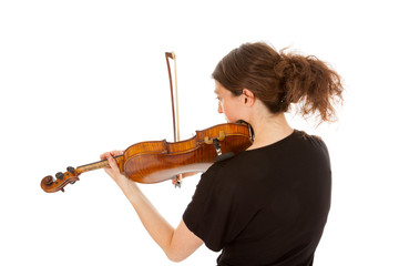 Die schöne junge Frau spielt auf einer Geige