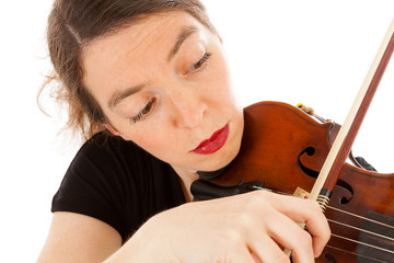 Die schöne junge Frau spielt auf einer Geige