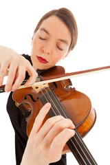 Die schöne junge Frau spielt auf einer Geige