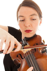 Die schöne junge Frau spielt auf einer Geige