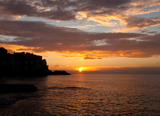 lever de soleil en corse (village d'erbalunga)