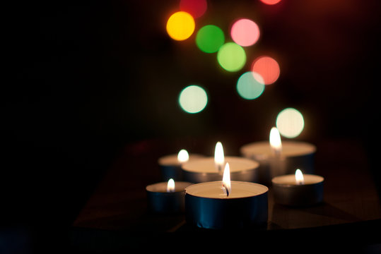 Teelichter auf dunklem Hintergrund mit Lichterbokeh