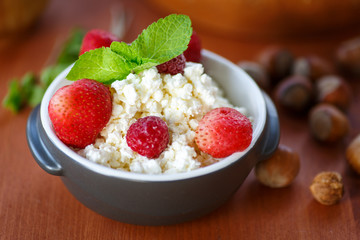 cottage cheese with fruit and nuts