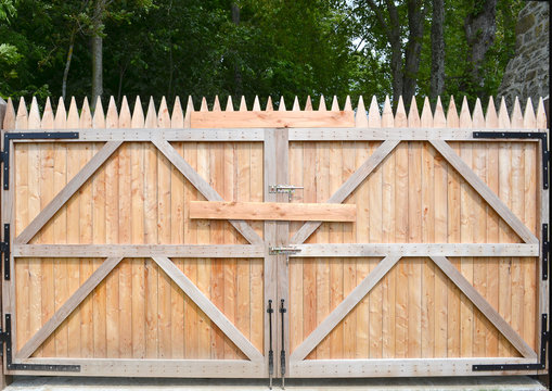 Portail en bois, ferm&eacute;