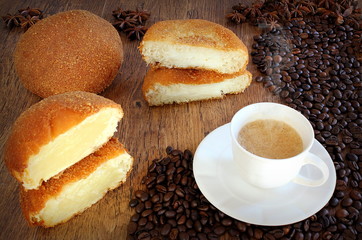 Colazione con tazza di caffè fumante