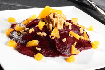insalata di barbabietola con arancia e noci