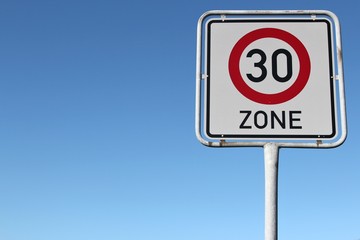 Deutsches Verkehrszeichen: Beginn einer Tempo 30-Zone
