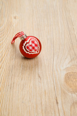 Weihnachtskugel auf Holzhintergrund