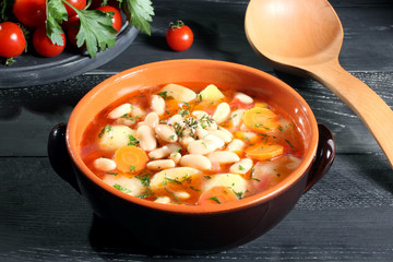 zuppa di fagioli patate e carote sfondo grigio