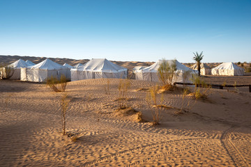 Obraz premium Tentes dans le désert du Sahara - Tunisie