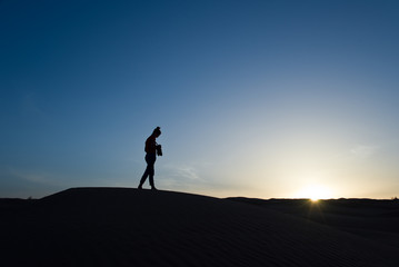 Silhouette de jeune femme à l'aube