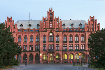 Fototapeta na wymiar Atrakcje turystyczne Polski. Stary budynek urzędu pocztowego w Koszalinie.
