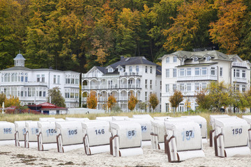 Fototapeta na wymiar Strandkörbe im Herbst in Binz auf Rügen,Deutschland