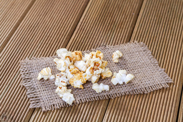 Fototapeta na wymiar Popcorn na tle drewniane