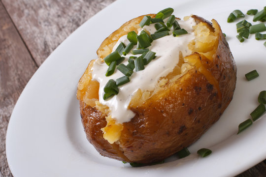 baked potato with sour cream and green onions