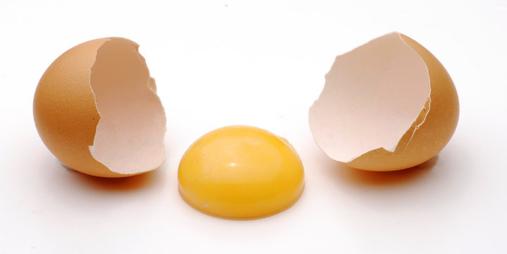 Abriendo un huevo.