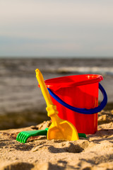 Fototapeta na wymiar plażowe zabawki dla dzieci na piasku