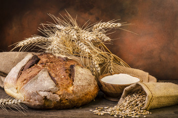 pagnotta con spighe e grano
