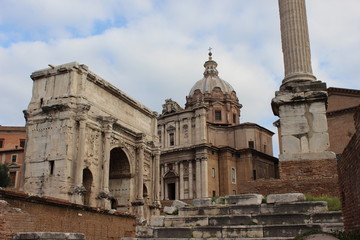 Fototapeta na wymiar Łuk Septymiusza Sewera i Santi Luca e Martina w Rzymie