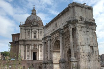 Fototapeta na wymiar Łuk Septymiusza Sewera i Santi Luca e Martina w Rzymie