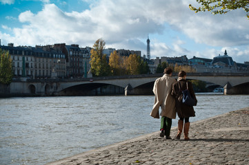 amoureux en bord de Seine à Paris