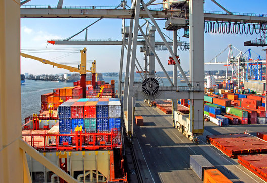 Container l&ouml;schen im Hamburger Hafen.