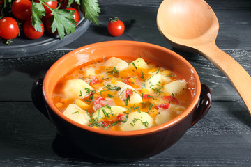 zuppa di verdure sfondo grigio