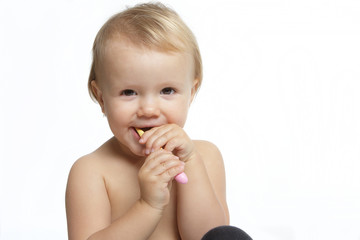 radosne dziecko ze szczoteczką do zębów