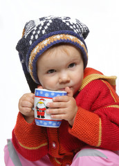 dziecko z kubkiem herbaty