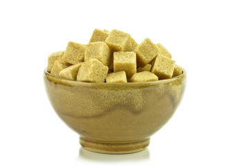 Cukier trzcinowy w misce