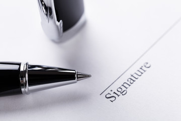 signatur unterschrift mit stift auf papier