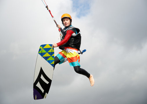 Junger Kitesurfer