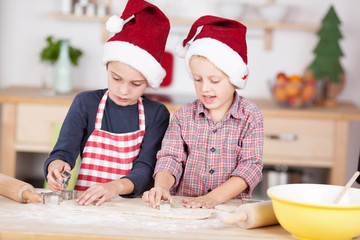 zwei brüder backen weihnachtsplätzchen