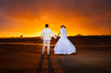 Fototapeta na wymiar Groom and bride at sunset
