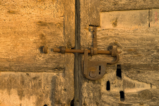 Porta con lucchetto