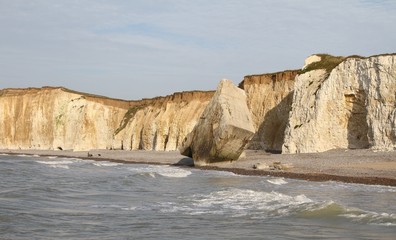 Fototapeta na wymiar klify w Normandii, bunkry na plaży