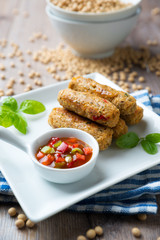 Gebratene, vegane Röllchen aus Soja und Gemüse